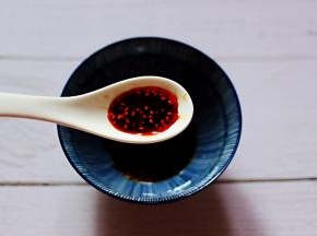 加入自制的辣椒油。
