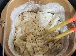 用筷子将材料搅拌均匀，蒙保鲜膜静置15分钟，让水分充分和面粉结合，这样随后揉面会很轻松的出膜哦！