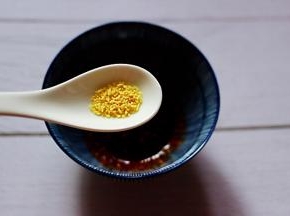 加入鸡精调味。