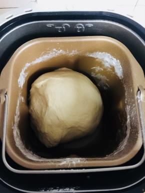 启动面包机和面程序20分钟，揉成光滑的面团！