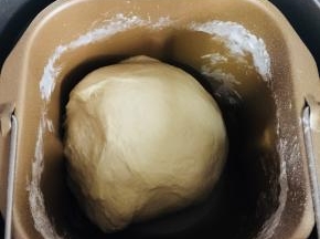 启动面包机和面程序20分钟，揉成光滑的面团！