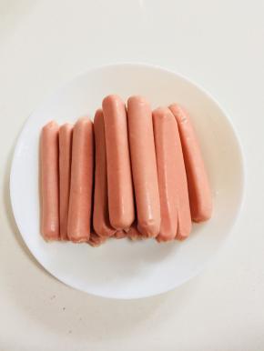 烤肠提前解冻，清洗一下，擦干水分备用。