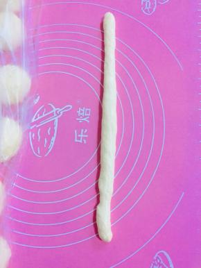 取一个小挤子搓成长条。