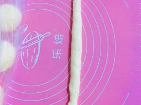 取一个小挤子搓成长条。