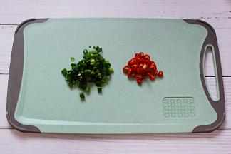 用刀切碎小香葱和小米辣。