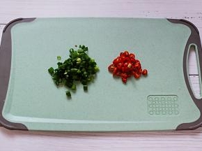 用刀切碎小香葱和小米辣。