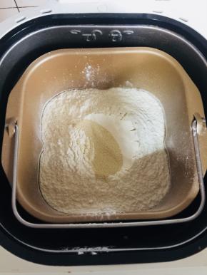 把除黄油外的所有材料全部放入面包机内桶中！