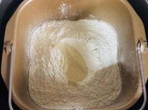 把除黄油外的所有材料全部放入面包机内桶中！