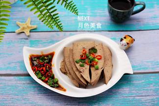 把切好的猪肝码放在盘中，小香葱和小米辣撒到酱料里即可享用了。