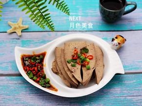 把切好的猪肝码放在盘中，小香葱和小米辣撒到酱料里即可享用了。