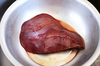 买回家的猪肝先放入盆中。