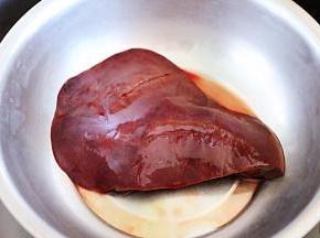 买回家的猪肝先放入盆中。