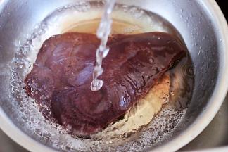 然后用自来水冲洗干净后，倒入10克料酒浸泡2个小时左右，看见血水泡干净后洗净就可以了。