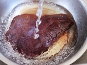 然后用自来水冲洗干净后，倒入10克料酒浸泡2个小时左右，看见血水泡干净后洗净就可以了。