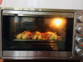 放入预热好的烤箱中层，上火165度，下火150度烤20分钟即可！(我家人比较多，我做的是两盘的量，也可以节省电！烤第一盘的时候，可以把另外一盘放在冰箱冷藏，以免发酵过头！等待第一盘烤好了，再继续烤另外一盘！)
随时观察面包表面变化，表面上色至满意的颜色，可以加盖锡纸。