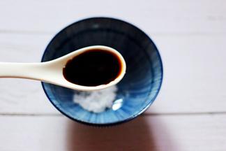 现在咱们来做蘸料，碗里加入白糖和味极鲜酱油。
