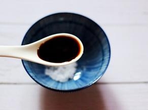 现在咱们来做蘸料，碗里加入白糖和味极鲜酱油。