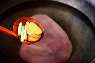 加入切片的姜片和切段的葱。