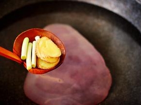 加入切片的姜片和切段的葱。