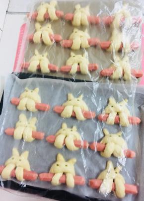 做好的小兔子肠仔面包胚，盖上保鲜膜，放在温暖处发酵至1.5倍大。（面包在烤的时候还会继续发酵，所以发酵至1.5倍即可。不要发酵过头，要不然烤出来的小兔子就不可爱啦！）