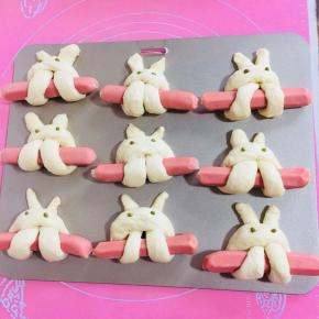 依次做好所有的小兔子，放在烤盘上。