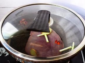 盖上锅盖大火烧开后转小火煮3分钟即可关火，直至锅没有一点温度了。