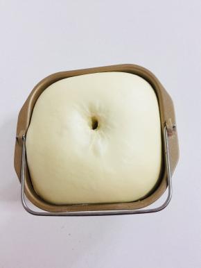 用手指戳一下，不回缩就说明发酵好了！