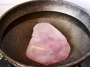 锅中倒入适量的清水，把洗净的猪肝放入锅中。（记住清水一定要漫过猪肝）