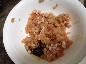 两种肉馅加入盐、糖、五香粉、白胡椒粉、生抽、淀粉搅拌均匀（是宝宝吃就不要搅打上劲）