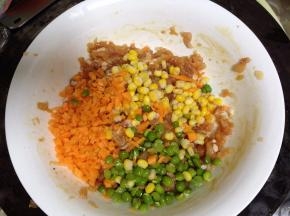 加入胡萝卜、玉米粒、豌豆粒搅匀（还是不要搅打上劲）
