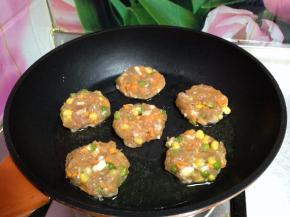 不粘锅加少许油，把丸子放入按扁，小火慢煎