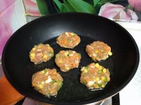 不粘锅加少许油，把丸子放入按扁，小火慢煎