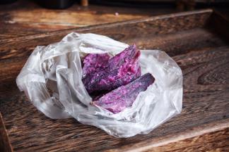 将蒸熟的紫薯去皮，趁温乎时放在保鲜袋里碾压成紫薯泥。