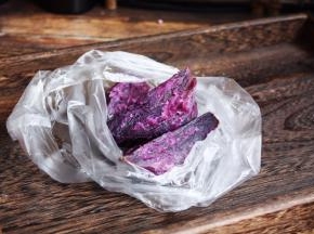 将蒸熟的紫薯去皮，趁温乎时放在保鲜袋里碾压成紫薯泥。