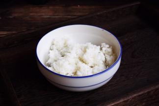 将米饭放入容器里。