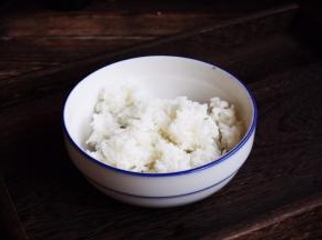 将米饭放入容器里。