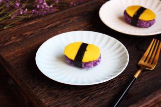 将寿司海苔条裹在饭团上。