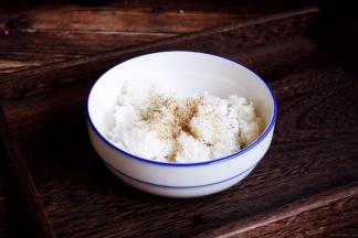 放入少许的盐、少许的黑胡椒碎。