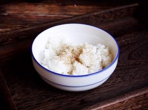 放入少许的盐、少许的黑胡椒碎。