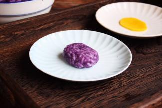 戴上一次性手套，将紫薯饭团成椭圆型。