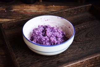 将米饭和紫薯泥搅拌均匀。