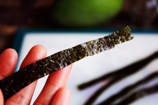 将寿司海苔剪成细条。