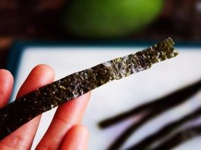 将寿司海苔剪成细条。