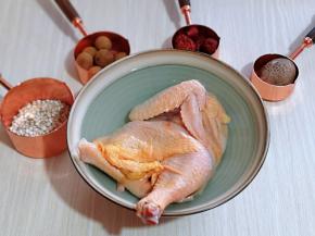 准备食材，将老母鸡用温水洗干净，再用冷水泡30分钟。（薏米洗干净提前冷水泡20分钟）