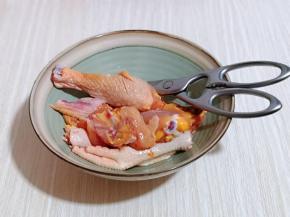 冷水泡过的鸡用食品剪刀剪小块！