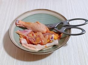 冷水泡过的鸡用食品剪刀剪小块！