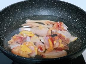 冷水入锅，焯水，大火烧开，煮3分钟捞出，用冷水反复冲洗，将鸡块上的杂质冲洗干净！