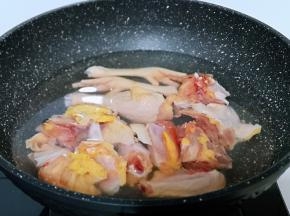 冷水入锅，焯水，大火烧开，煮3分钟捞出，用冷水反复冲洗，将鸡块上的杂质冲洗干净！