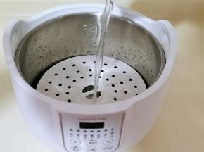 准备炖锅，首先蒸架放入锅中，再加入纯净水，至水位线！