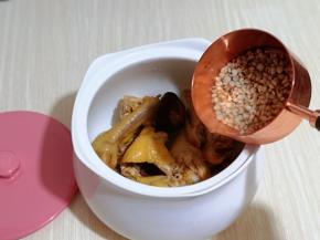 再加入泡好的薏米！